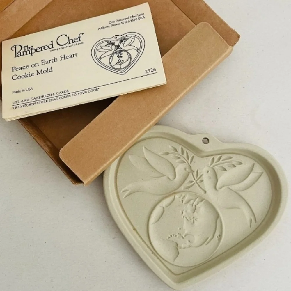 The Pampered Chef Prace on Earth Heart Cookie Mold